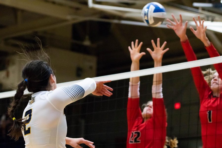 BVU Volleyball Loses Conference Thriller to Central