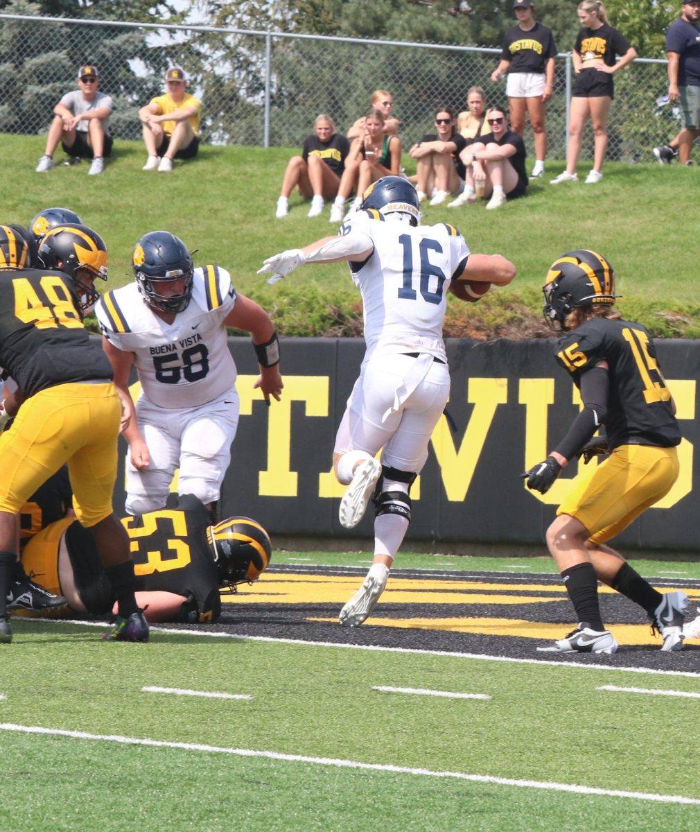 Keaton Huebner (#16) with a touchdown for the Beavers.