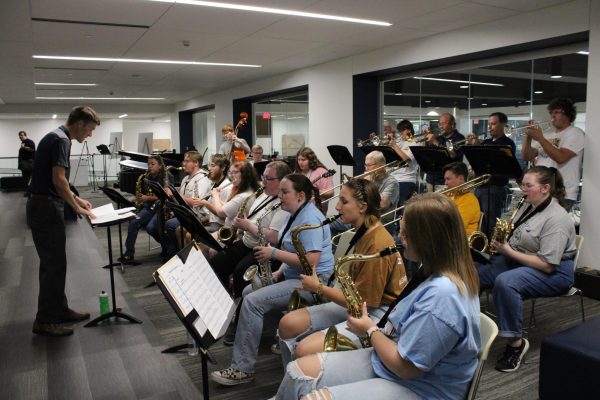 The whole Jazz Band playing.