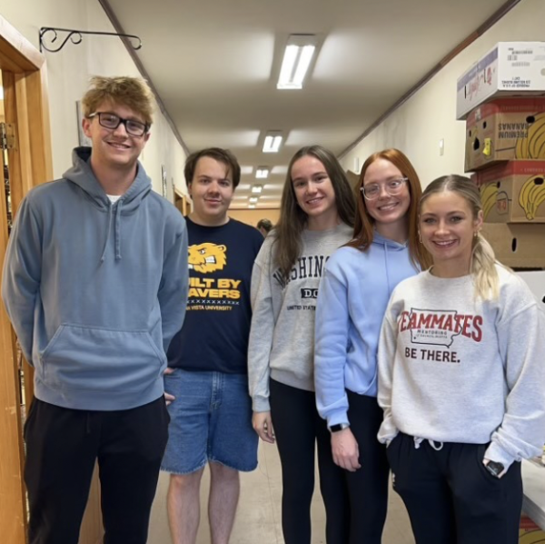 First-year students at Upper Des Moines Opportunity to volunteer. Left to right (Nick Hiney, Alex Adams, Olivia Mattson, Kenna Scott, Keilie Martens)